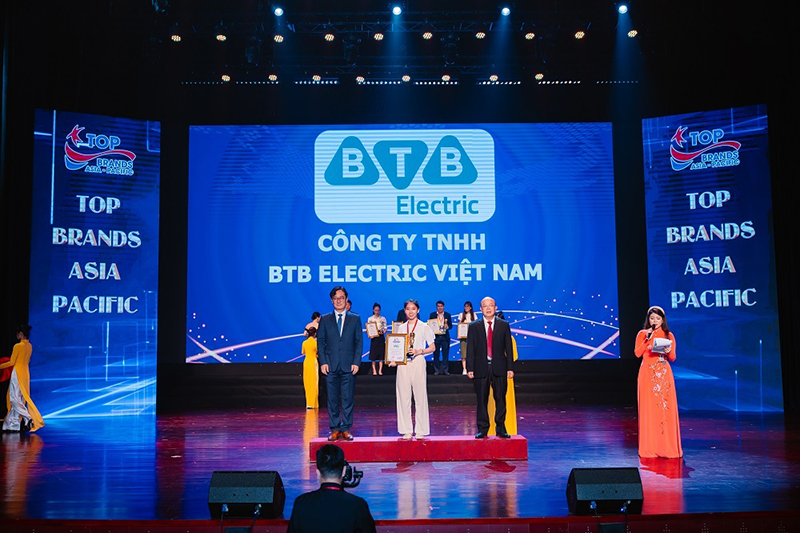 Đại diện Công Ty TNHH BTB Electric Việt Nam nhận chứng nhận