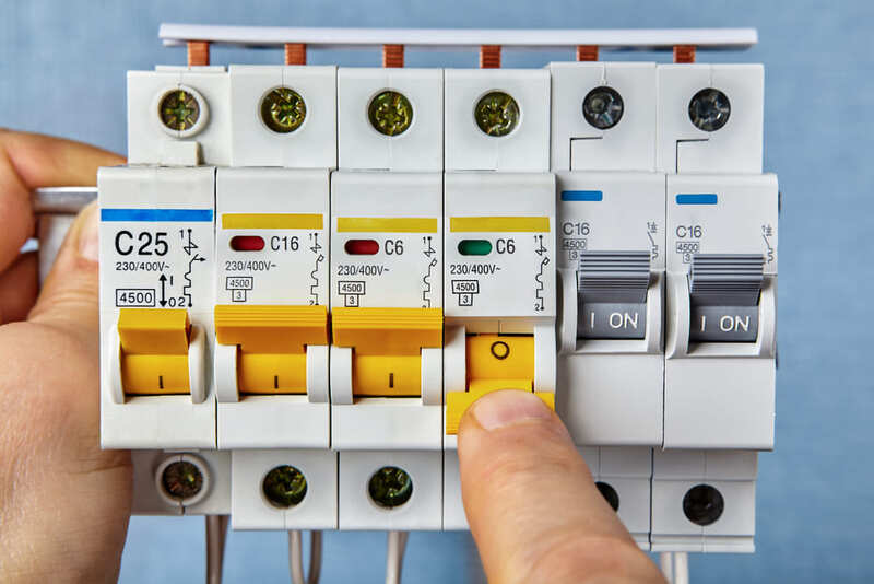 https://www.shutterstock.com/vi/image-photo/twophase-circuit-breaker-on-white-table-2341247505