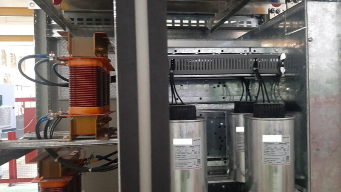 Relationship between capacitor power output and voltage
