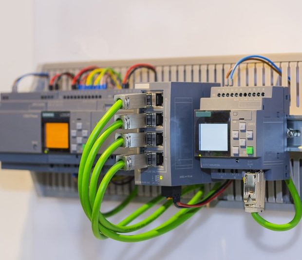 Bộ lập trình PLC: Cấu tạo, ứng dụng và hướng dẫn chọn