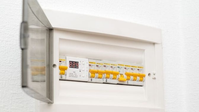 Tủ điện dân dụng là gì? Cấu tạo, phân loại và so sánh với tủ điện công nghiệp