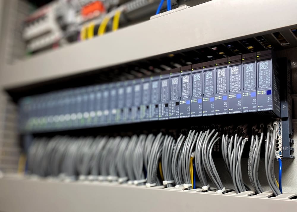 PLC Kontrol Elektrik Panoları – Yapısı, Fonksiyonları ve Uygulamaları