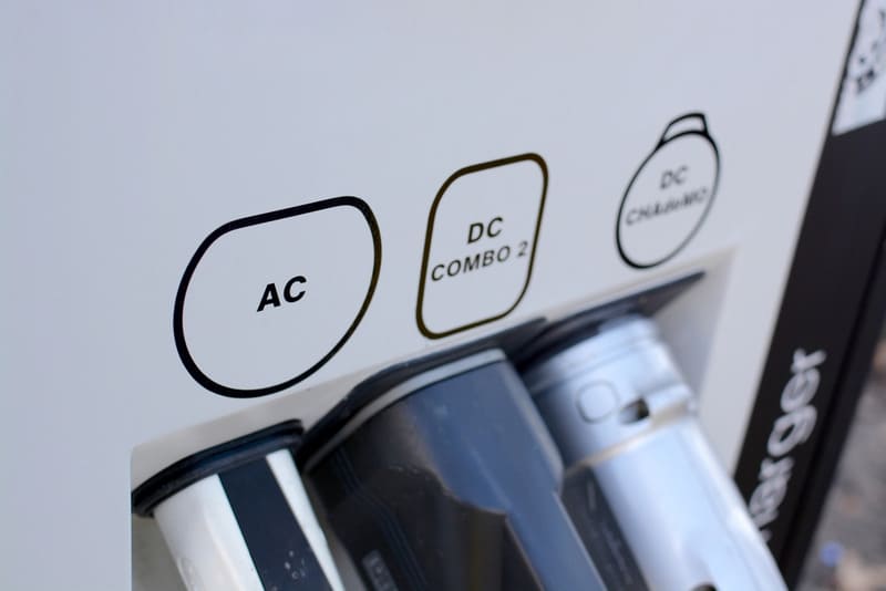 phan biet tram sac xe dien AC DC 1