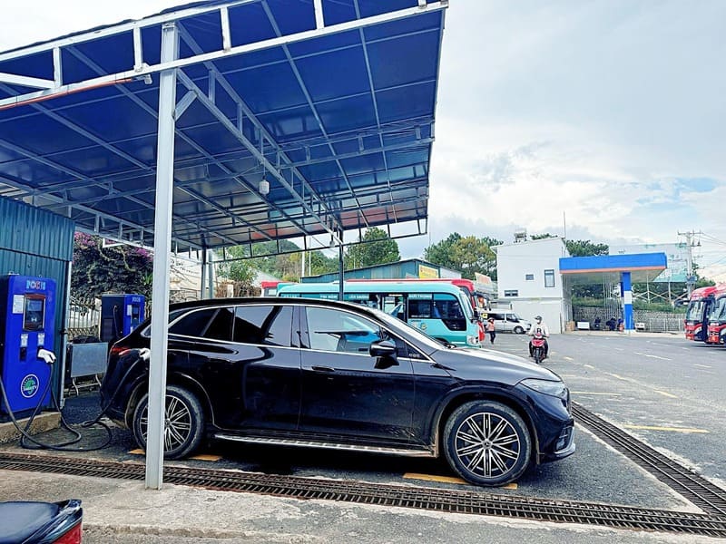 tram sac quang dien solarev 1